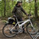 zrolowany packraft grizzly na rowerze
