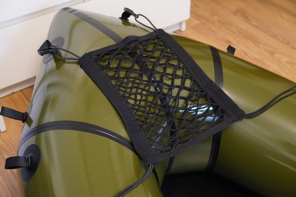 Siatka do mocowania bagażu na packraft lub kajak.